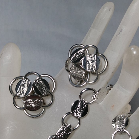 Vintage Sarah Coventry Silver Tone Bracelet & Clip Earring Set - Picture 2 of 9